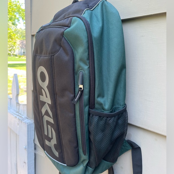 Oakley backpack / book bag - Picture 2 of 4